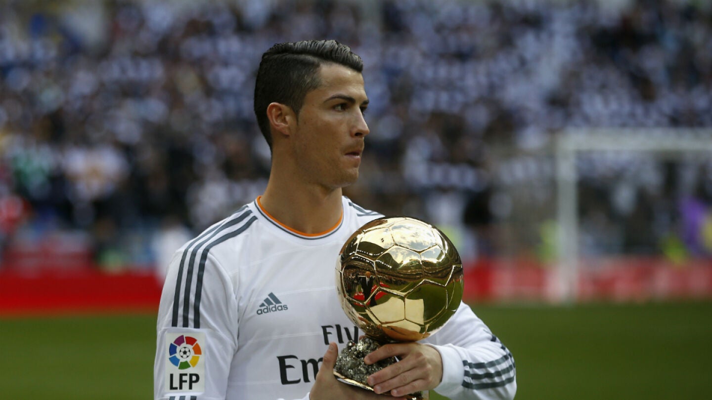Cristiano Ronaldo, con el Bal&oacute;n de Oro