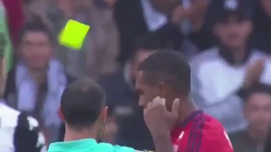 Un jugador del Lyon sufre una de las expulsiones más absurdas de la historia Un jugador del Lyon sufre una de las expulsiones más absurdas de la historia
