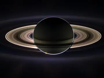 Los anillos de Saturno están formados por innumerables partículas de diversos tamaños Los anillos de Saturno están formados por innumerables partículas de diversos tamaños