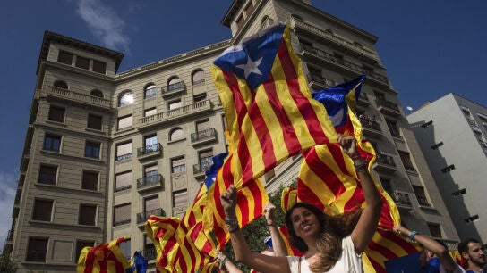 Miles de estudiantes recorren el centro de Barcelona con motivo del paro