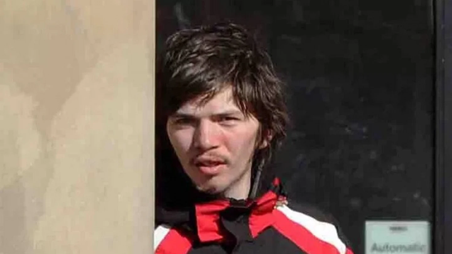 Joven que pide ir a prisión para pasar su cumpleaños en un lugar cálido Joven que pide ir a prisión para pasar su cumpleaños en un lugar cálido