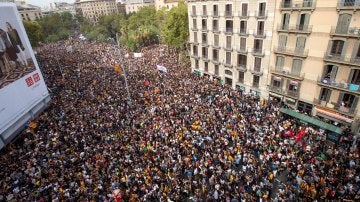 Miles de personas protestan contra la violencia del 1-O en Barcelona