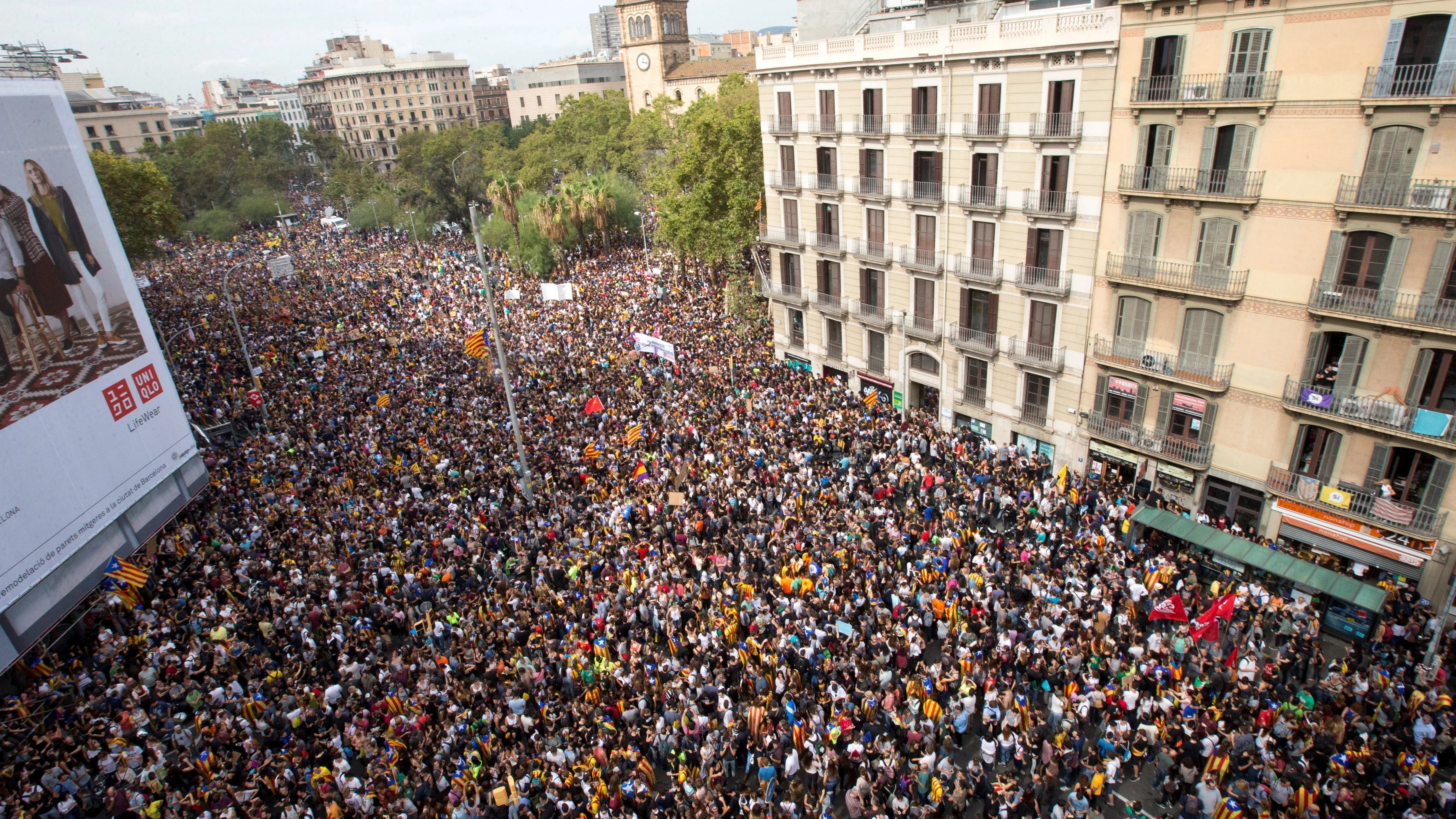 Miles de personas protestan contra la violencia del 1-O en Barcelona