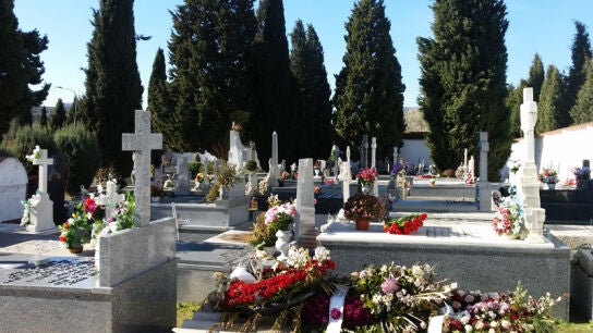 El D&iacute;a de los Santos se producen numerosas visitas a los cementerios.