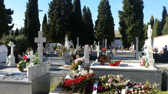 El Día de los Santos se producen numerosas visitas a los cementerios. El Día de los Santos se producen numerosas visitas a los cementerios.