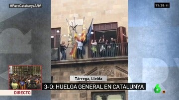 Arrancan la bandera de España en el Ayuntamiento de Tàrrega