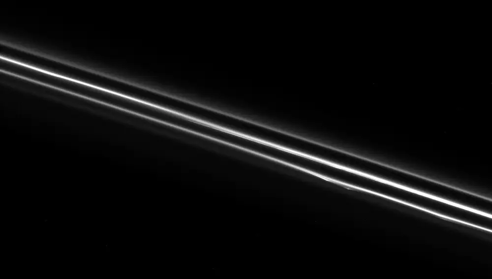 El fino anillo F visto por la sonda Cassini