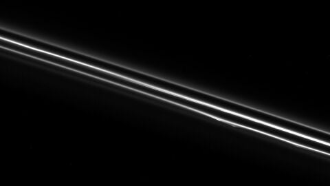 El fino anillo F visto por la sonda Cassini