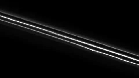 El fino anillo F visto por la sonda Cassini El fino anillo F visto por la sonda Cassini