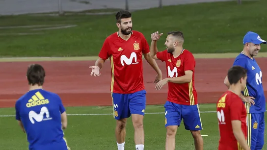 Gerard Piqué y Jordi Alba bromean en el entrenamiento con la Selección Gerard Piqué y Jordi Alba bromean en el entrenamiento con la Selección