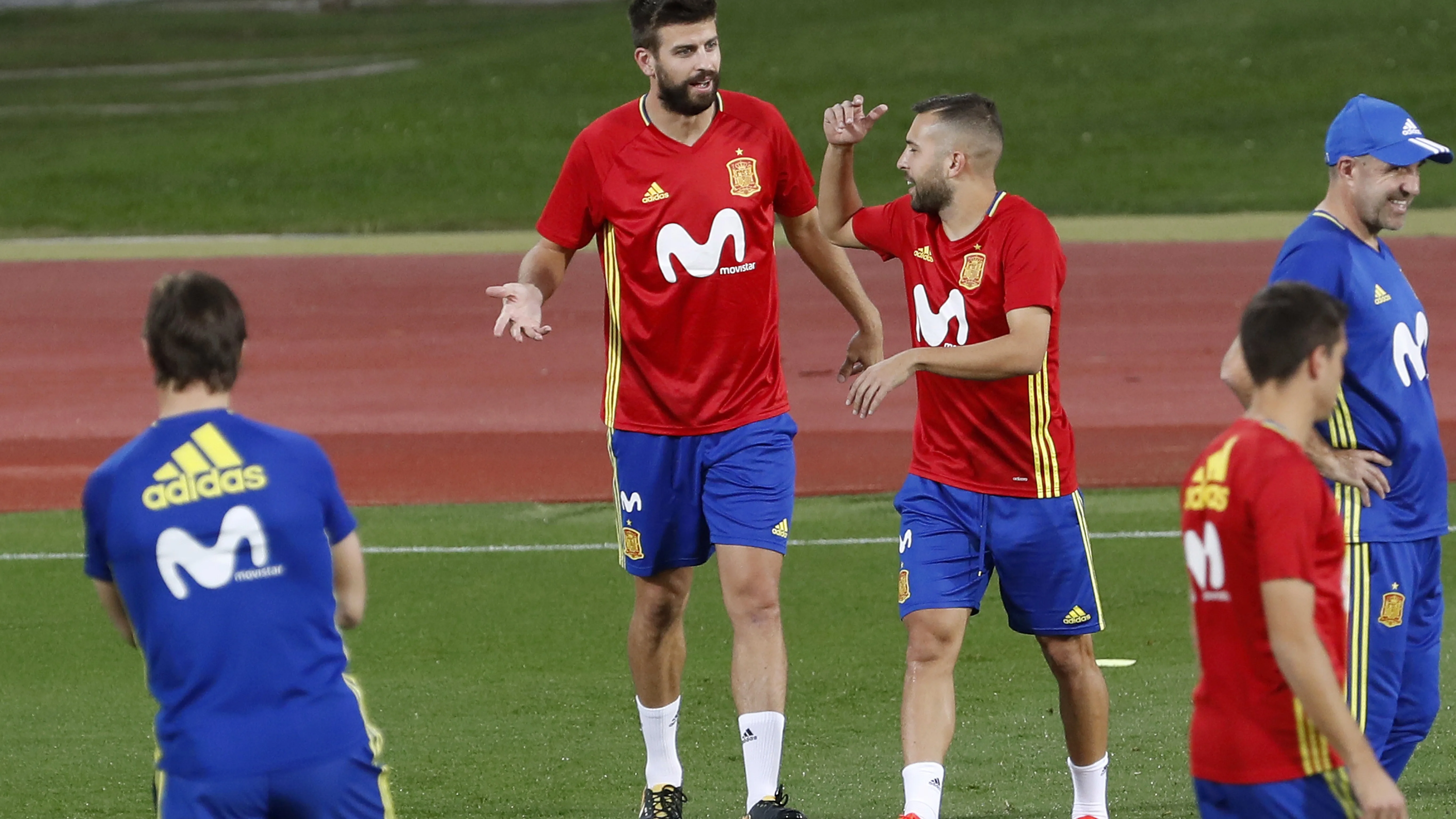 Gerard Piqué y Jordi Alba bromean en el entrenamiento con la Selección