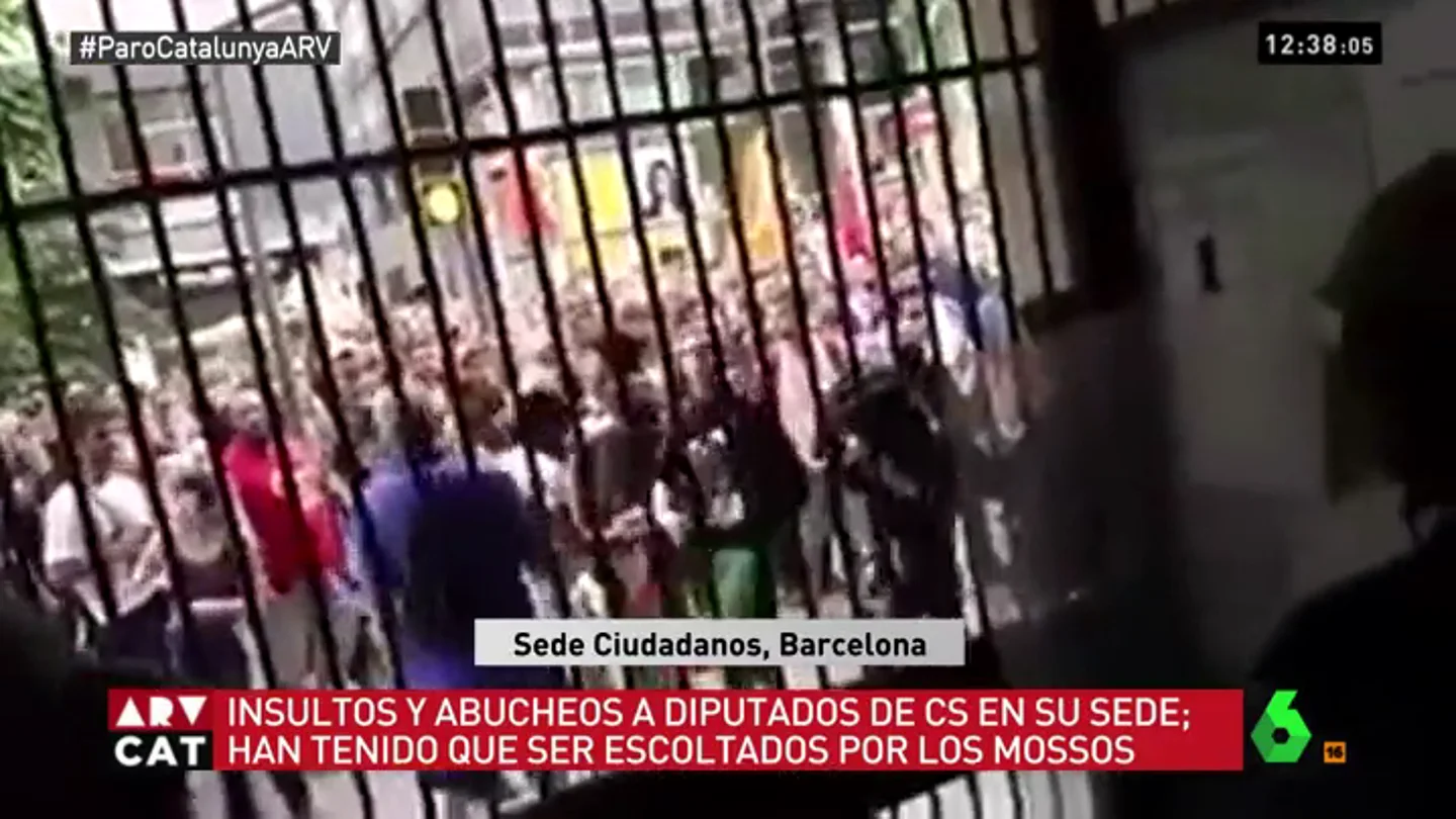 Concentración en el exterior de la sede de Ciudadanos en Barcelona Concentración en el exterior de la sede de Ciudadanos en Barcelona