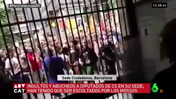 Concentración en el exterior de la sede de Ciudadanos en Barcelona