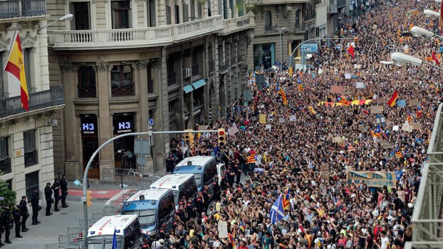 Multitudinario escrache ante la sede de la Jefatura Superior de Polic&iacute;a en Catalu&ntilde;a