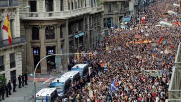 Multitudinario escrache ante la sede de la Jefatura Superior de Policía en Cataluña