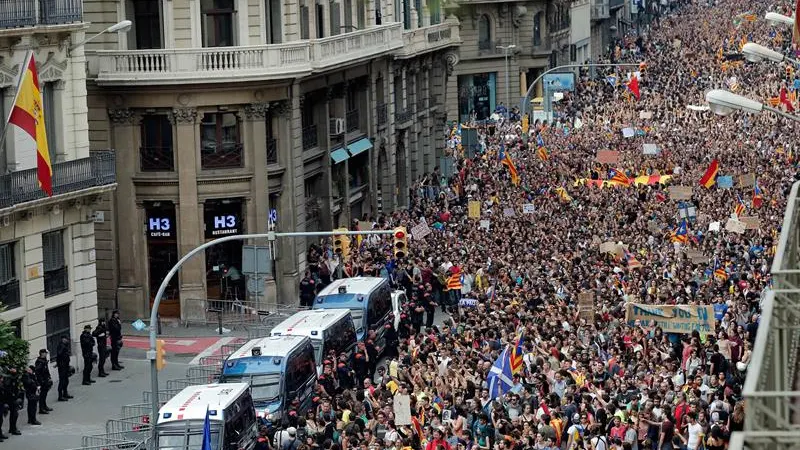 Multitudinario escrache ante la sede de la Jefatura Superior de Policía en Cataluña