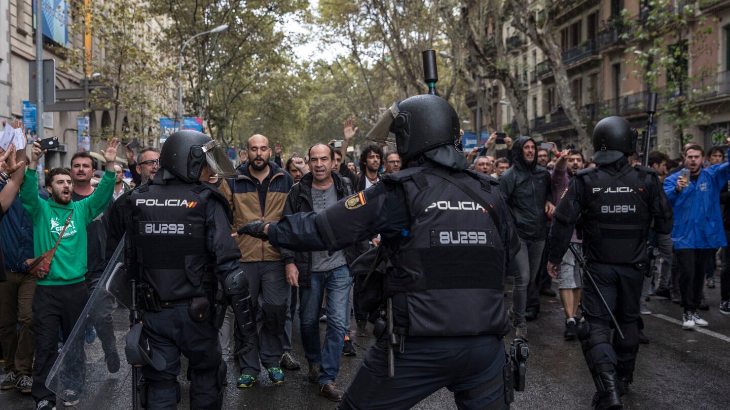 Agentes de la Polic&iacute;a, durante la jornada del 1-O