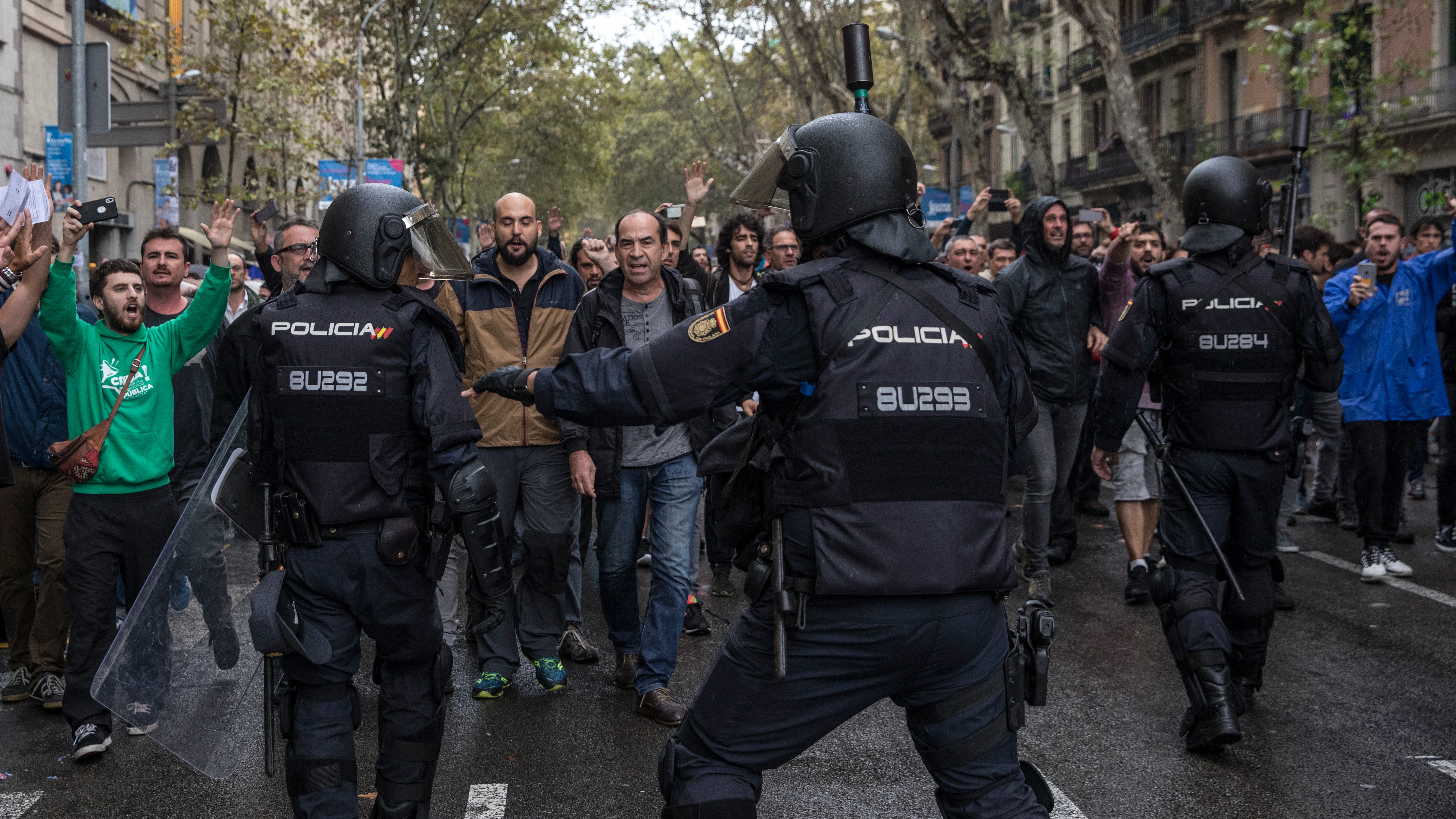 Agentes de la Policía, durante la jornada del 1-O