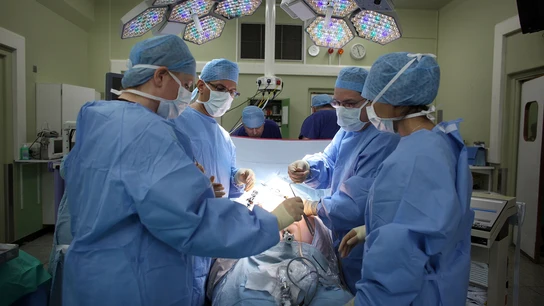 Cirujanos en un quirófano Cirujanos en un quirófano