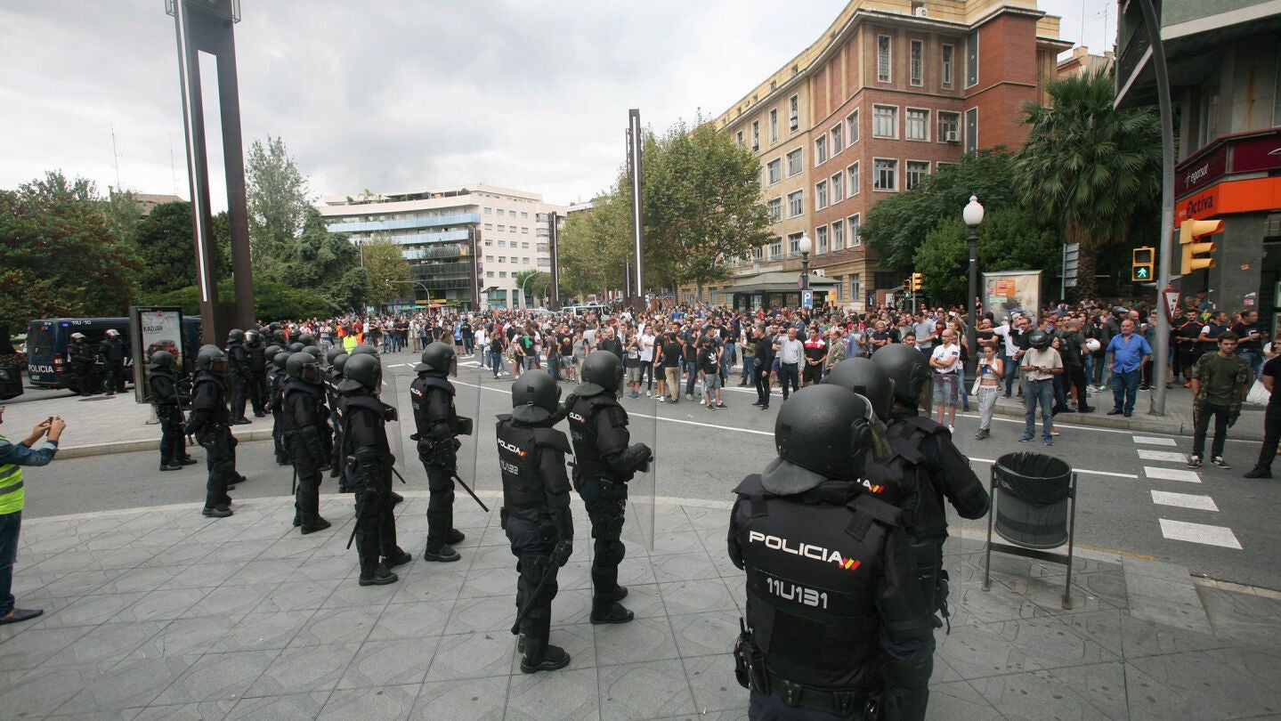 Agentes de la polic&iacute;a nacional ayer mientras formaban un cord&oacute;n policial en el exterior del IES Tarragona