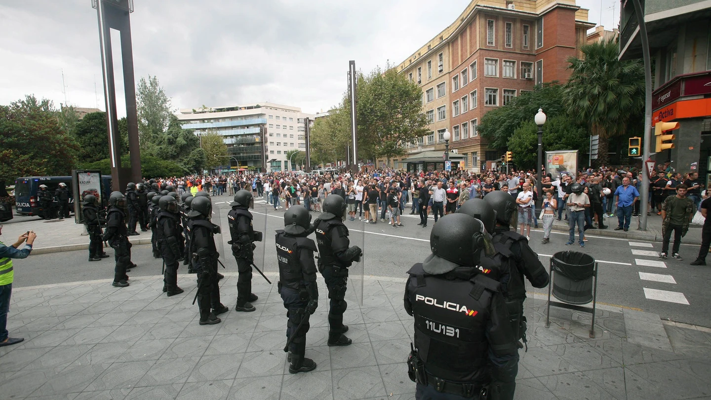 Agentes de la policía nacional ayer mientras formaban un cordón policial en el exterior del IES Tarragona Agentes de la policía nacional ayer mientras formaban un cordón policial en el exterior del IES Tarragona