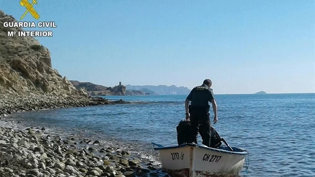 Un agente sobre la patera hallada en Vila Joiosa