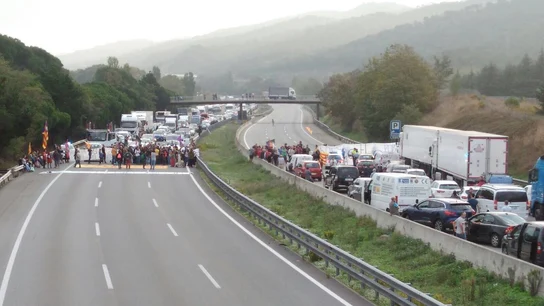 Cortes en la AP-7 de Cataluña por el 'paro del país' convocado Cortes en la AP-7 de Cataluña por el 'paro del país' convocado