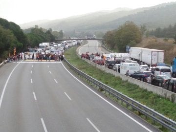 Cortes en la AP-7 de Cataluña por el 'paro del país' convocado Cortes en la AP-7 de Cataluña por el 'paro del país' convocado