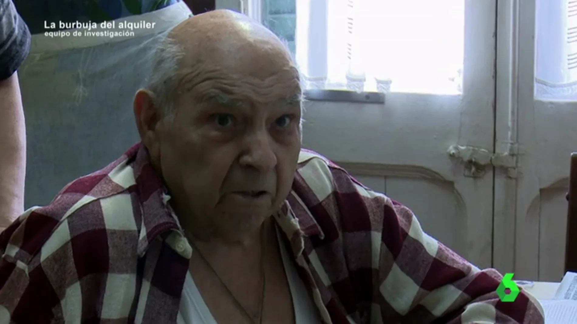 Un fondo buitre amenaza con echar de su casa a Lluis, de 88 años: "Si tocan el ascensor no podré salir"