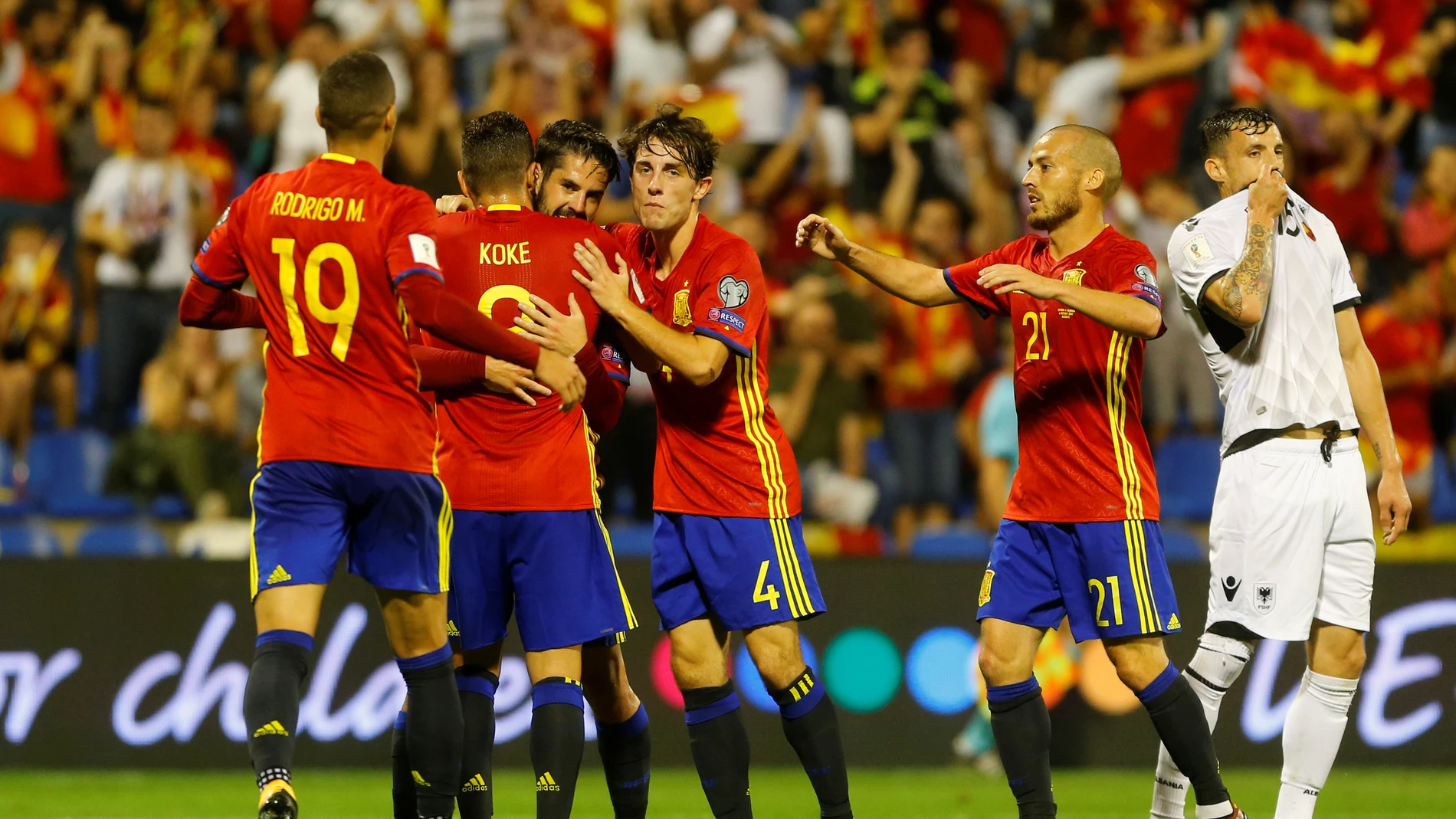 Los jugadores de España celebran uno de los goles contra Albania