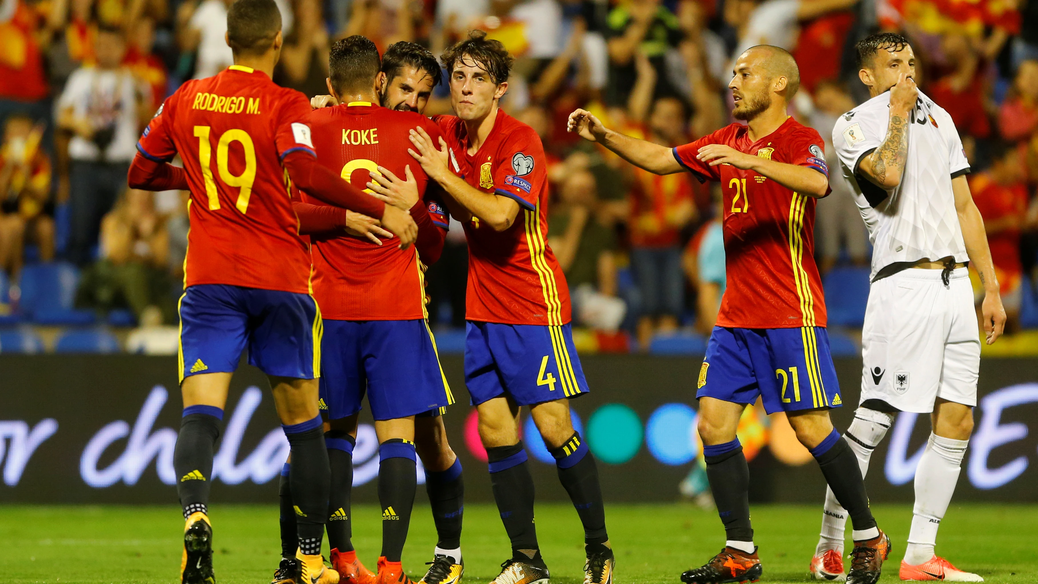 Los jugadores de España celebran uno de los goles contra Albania