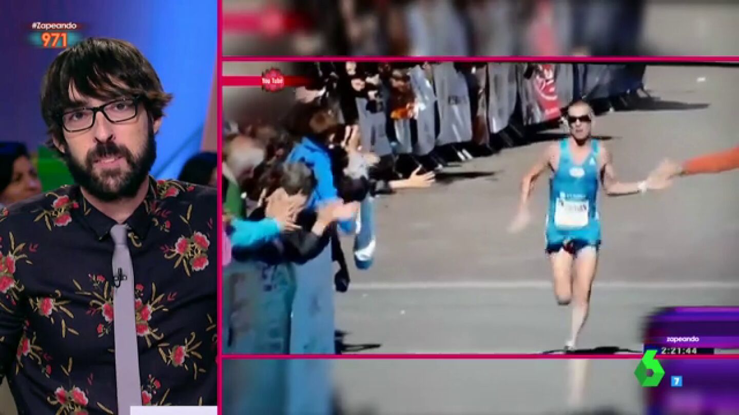 El sorprendente descuido de un atleta al que le "asoma el testigo" entre las piernas