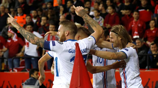 Los jugadores de Islandia celebran uno de sus goles ante Turquía Los jugadores de Islandia celebran uno de sus goles ante Turquía