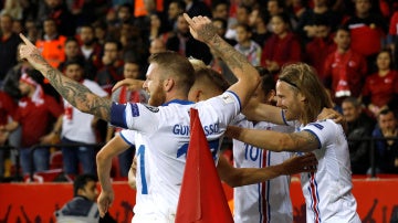 Los jugadores de Islandia celebran uno de sus goles ante Turquía