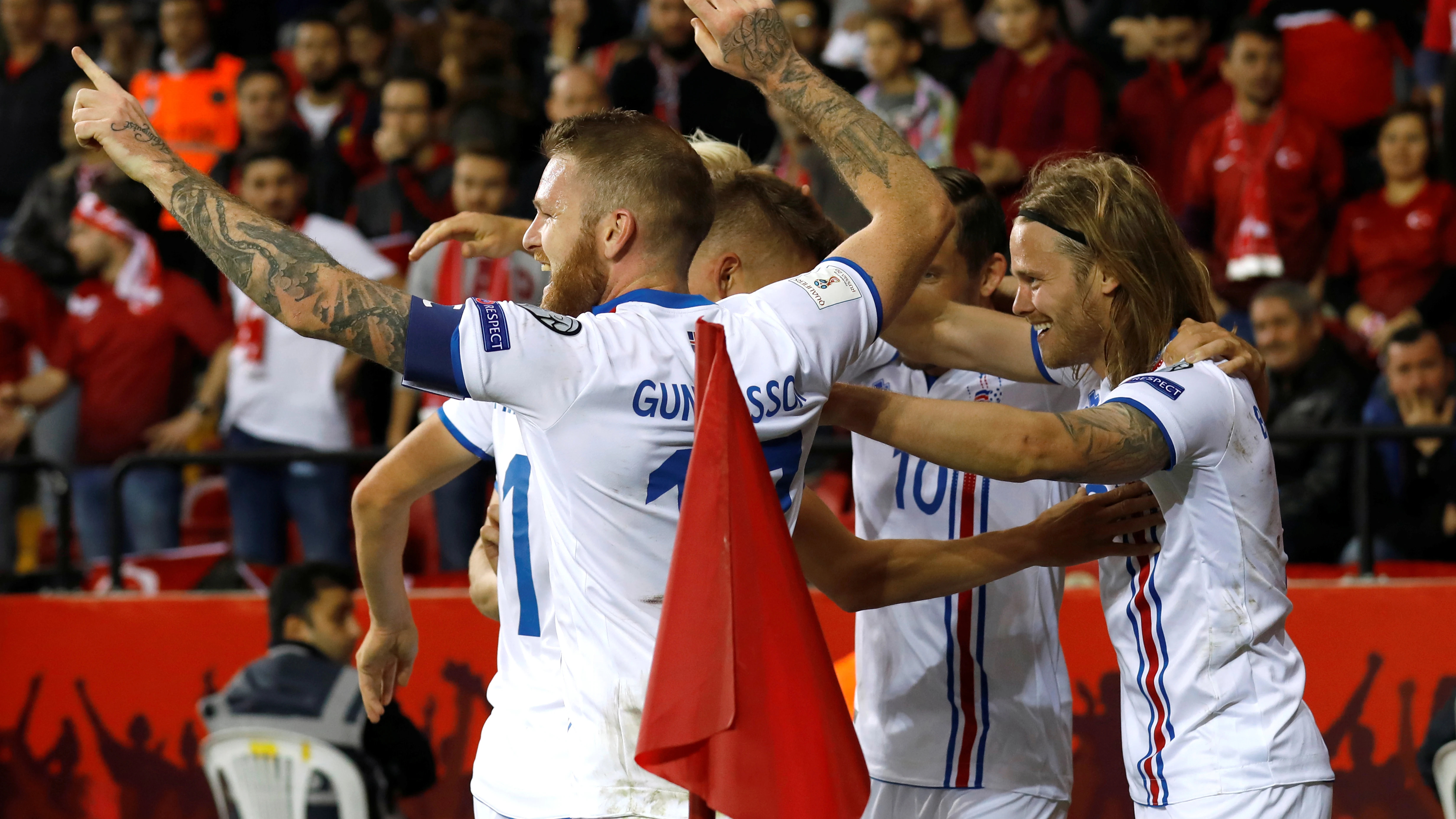 Los jugadores de Islandia celebran uno de sus goles ante Turquía