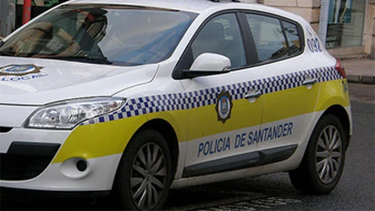 Un coche de la policía local santanderina  un coche de la policía local