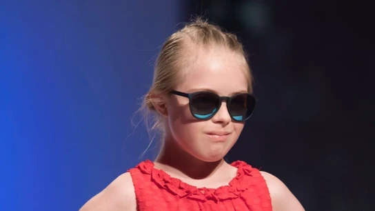 Una de las niñas desfilando en Madrid Una de las niñas desfilando en Madrid