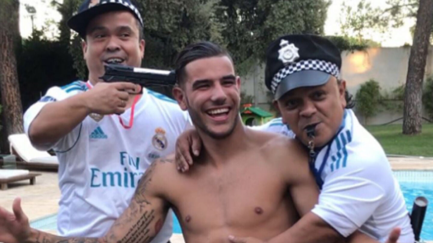 Theo Hern&aacute;ndez, con dos enanos