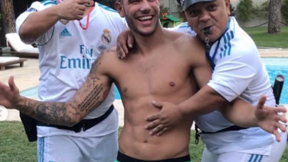 Theo Hern&aacute;ndez, con dos enanos