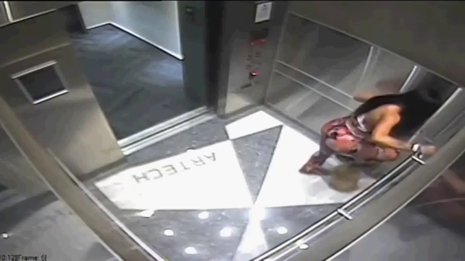 Detienen a una joven tras ser grabada por una cámara de seguridad golpeando brutalmente a una perra en un ascensor