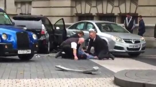 Varias personas reducen al detenido por el atropello de Londres antes de que llegue la Polic&iacute;a