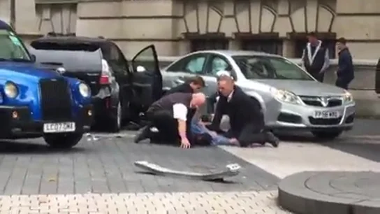 Varias personas reducen al detenido por el atropello de Londres antes de que llegue la Policía Varias personas reducen al detenido por el atropello de Londres antes de que llegue la Policía