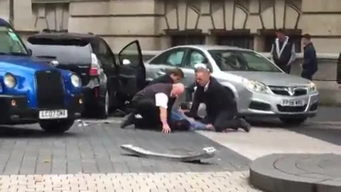 Varias personas reducen al detenido por el atropello de Londres antes de que llegue la Policía Varias personas reducen al detenido por el atropello de Londres antes de que llegue la Policía