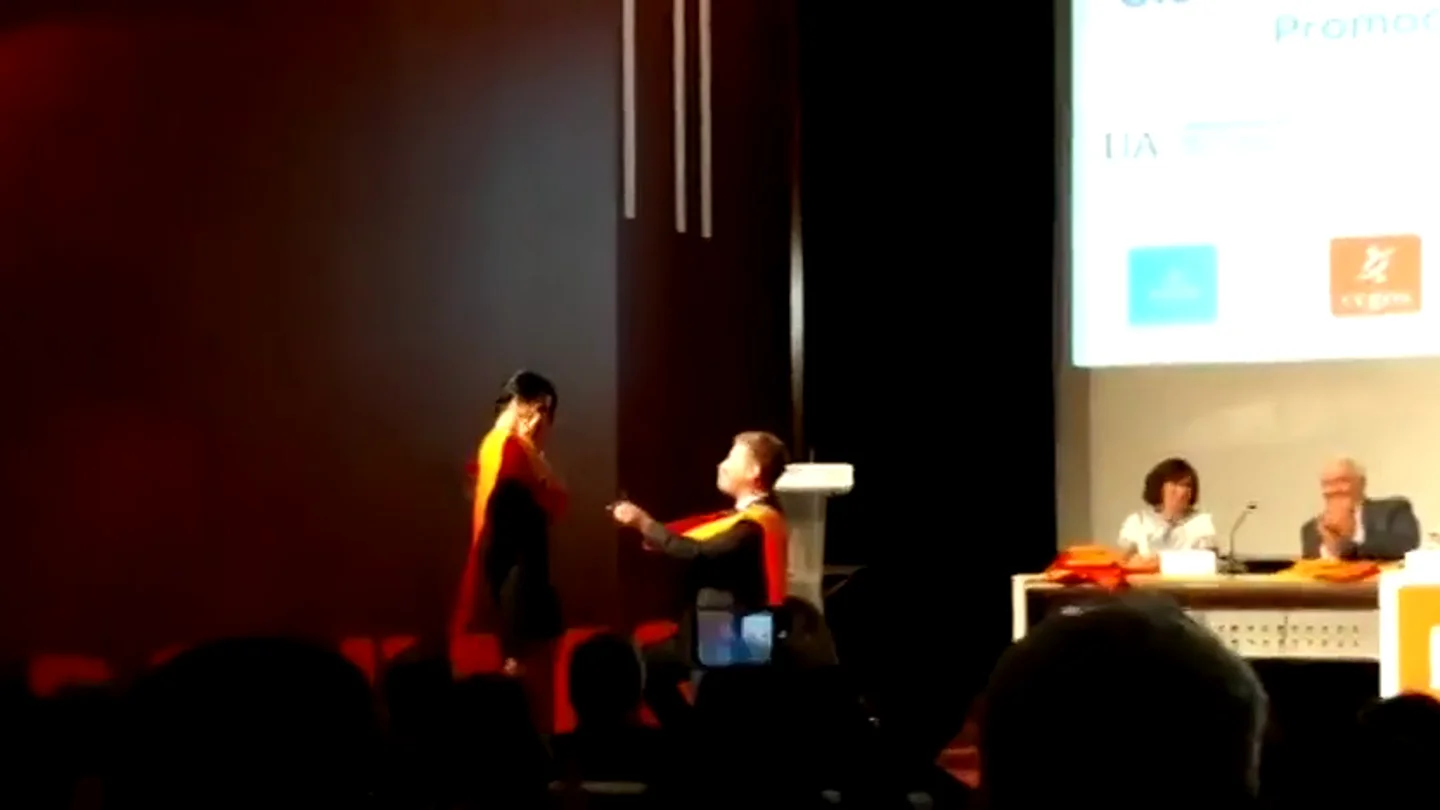Un joven le pide matrimonio a su novia en su graduación: "Nos graduamos en el máster de la amistad y del amor" Un joven le pide matrimonio a su novia en su graduación: "Nos graduamos en el máster de la amistad y del amor"