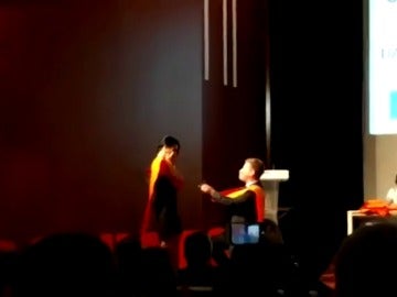 Un joven le pide matrimonio a su novia en su graduación: "Nos graduamos en el máster de la amistad y del amor" Un joven le pide matrimonio a su novia en su graduación: "Nos graduamos en el máster de la amistad y del amor"