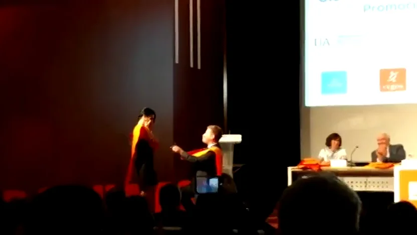 Un joven le pide matrimonio a su novia en su graduación: "Nos graduamos en el máster de la amistad y del amor"