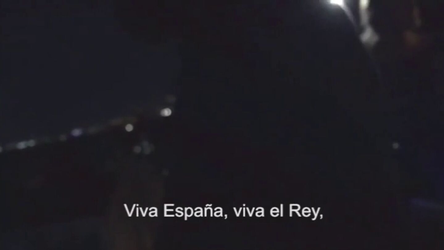 Los vecinos de la m&uacute;sica de Manolo Escobar en Barcelona vuelven con el himno de la Guardia Civil: "Viva Espa&ntilde;a, viva el rey, viva el orden y la Ley"