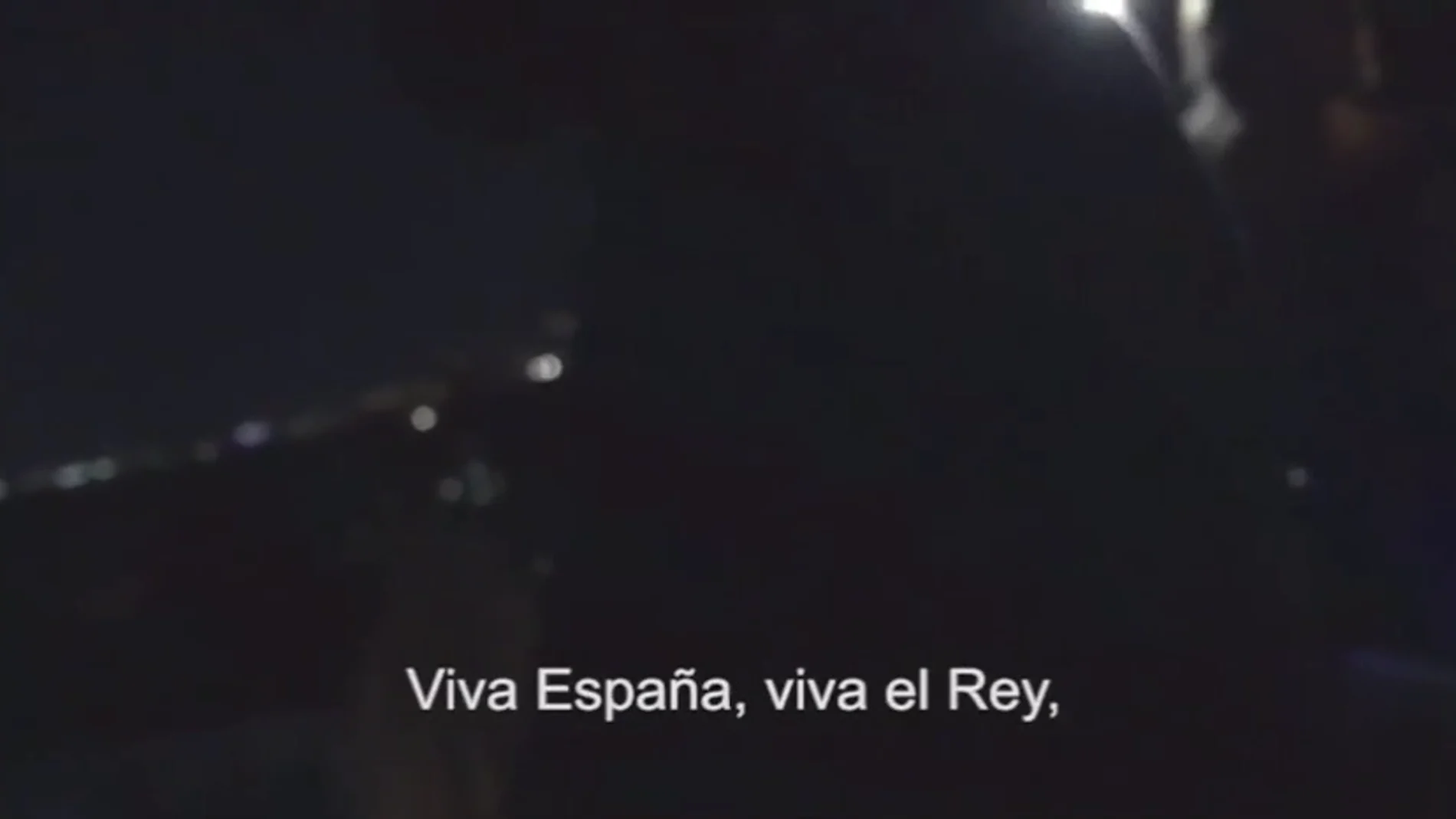 Los vecinos de la música de Manolo Escobar en Barcelona vuelven con el himno de la Guardia Civil: "Viva España, viva el rey, viva el orden y la Ley"