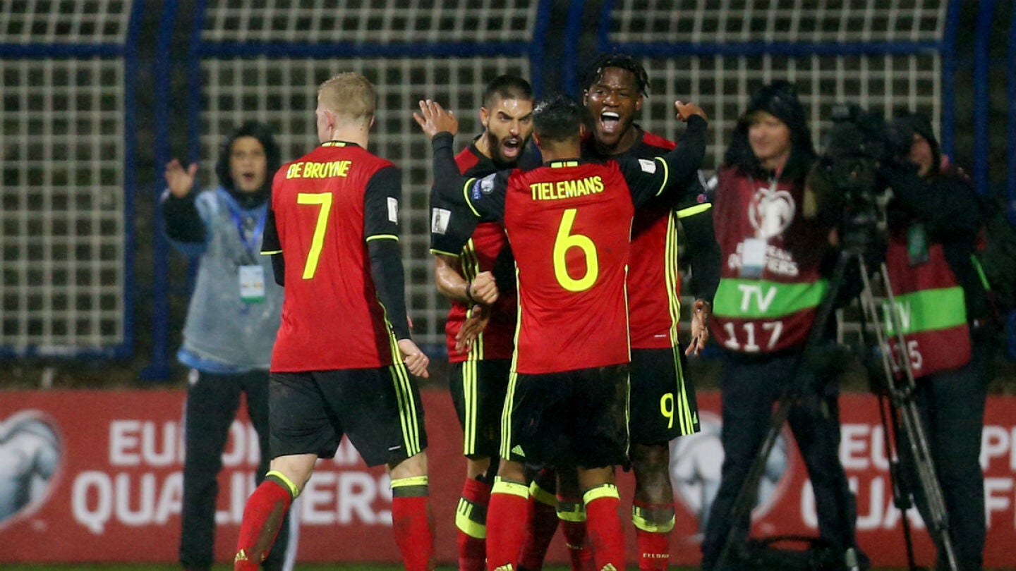 La selecci&oacute;n de B&eacute;lgica celebra un gol