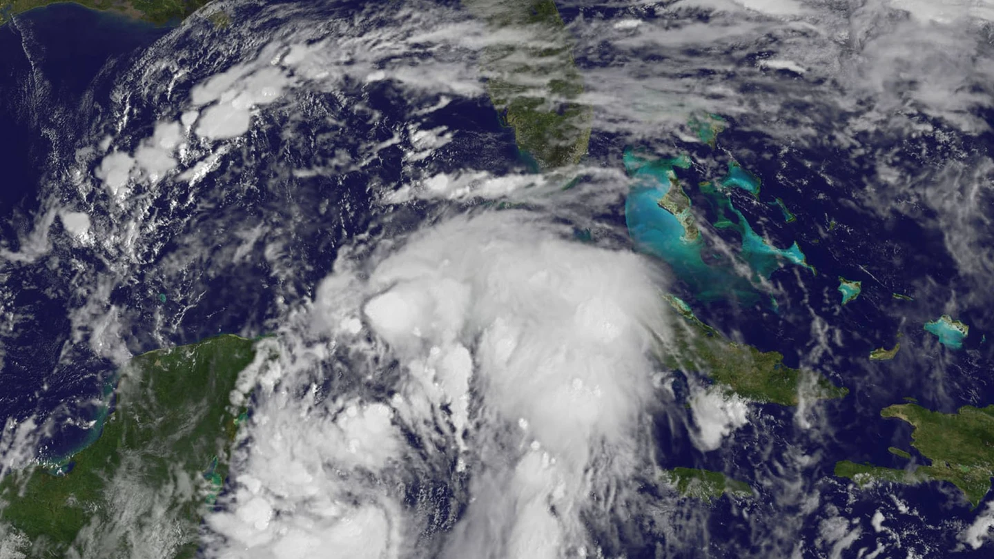 Nate se fortalece y pasa a huracán de categoría 1 en el Golfo de México Nate se fortalece y pasa a huracán de categoría 1 en el Golfo de México